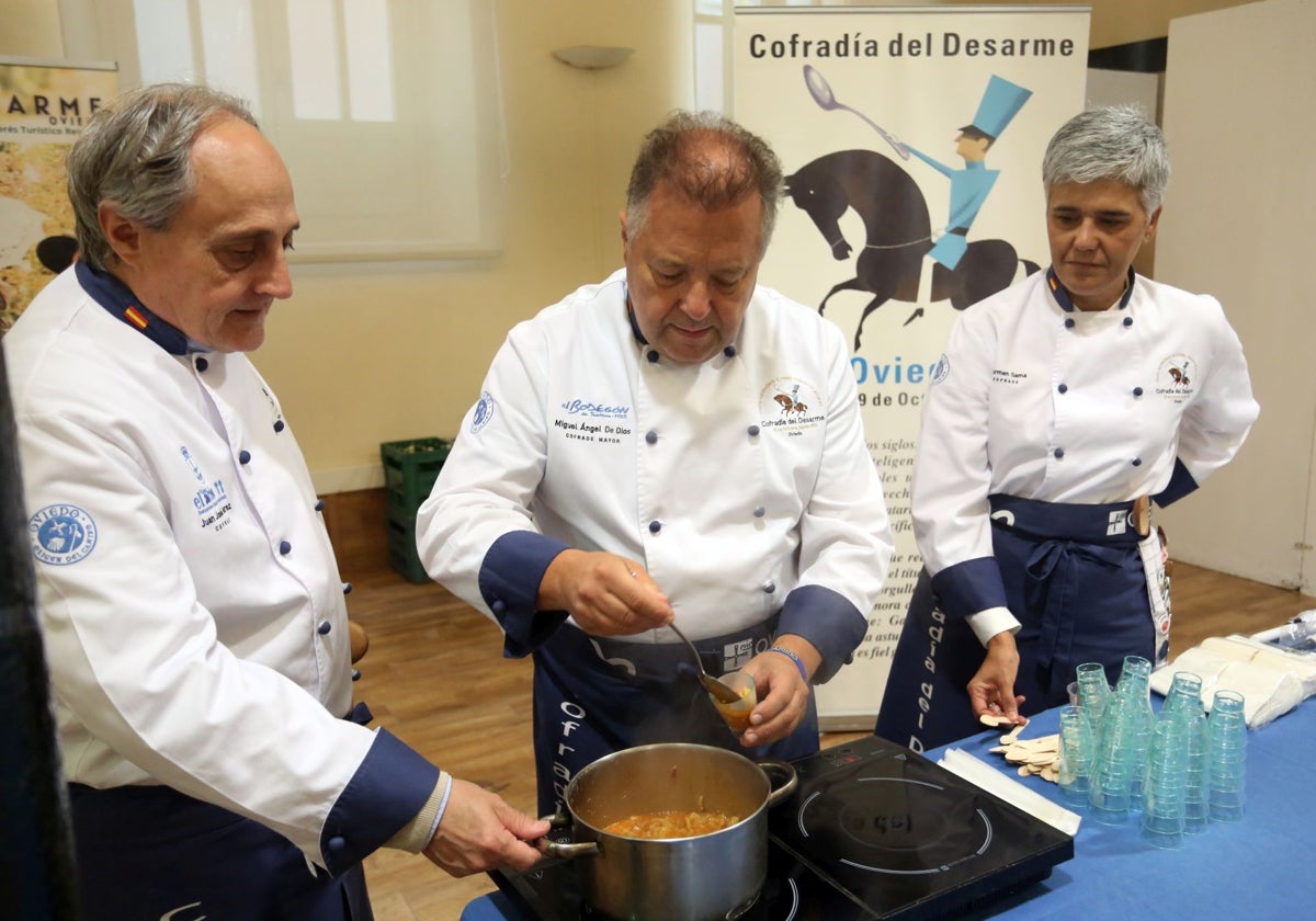 El cofrade mayor del Desarme, en el centro, sirve una tapa de callos en Trascorrales.