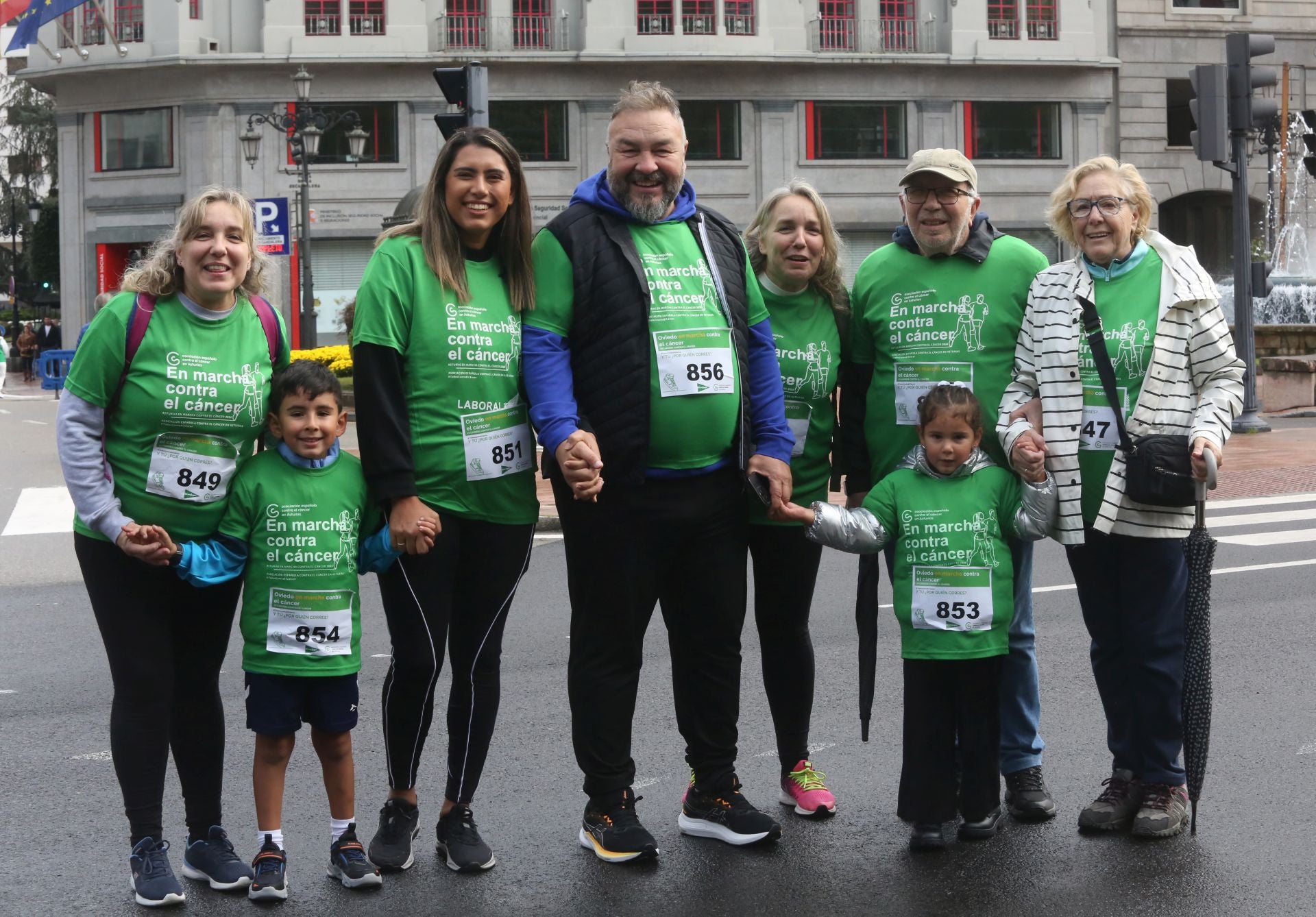 Oviedo se tiñe de verde contra el cáncer