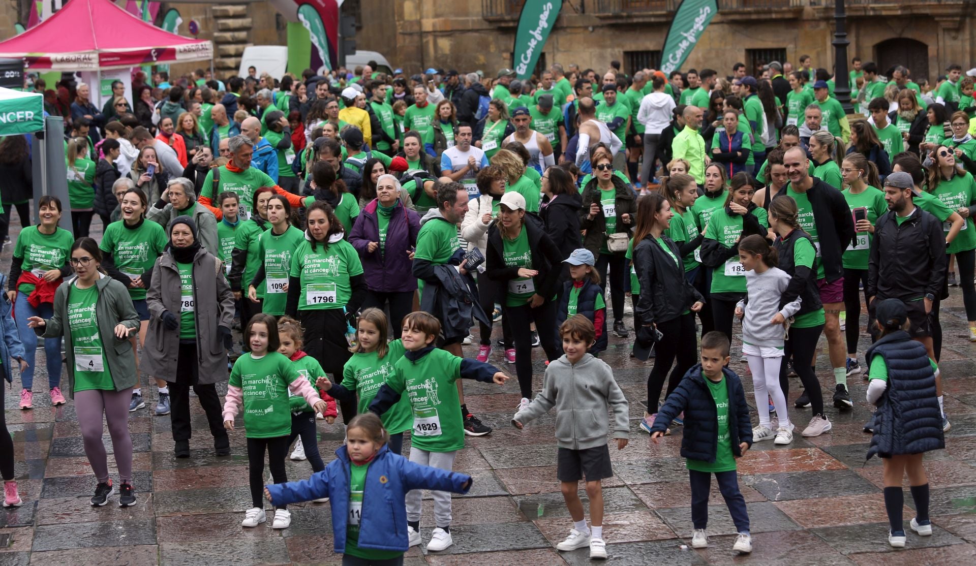 Oviedo se tiñe de verde contra el cáncer