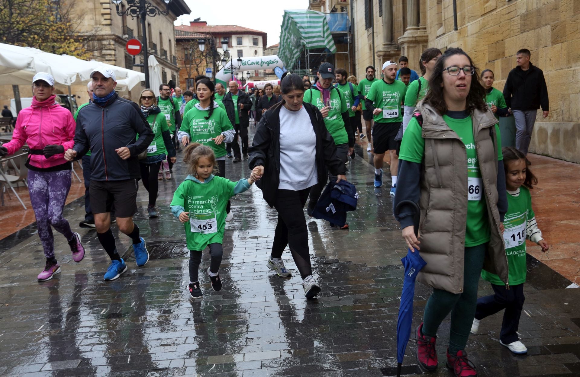 Oviedo se tiñe de verde contra el cáncer