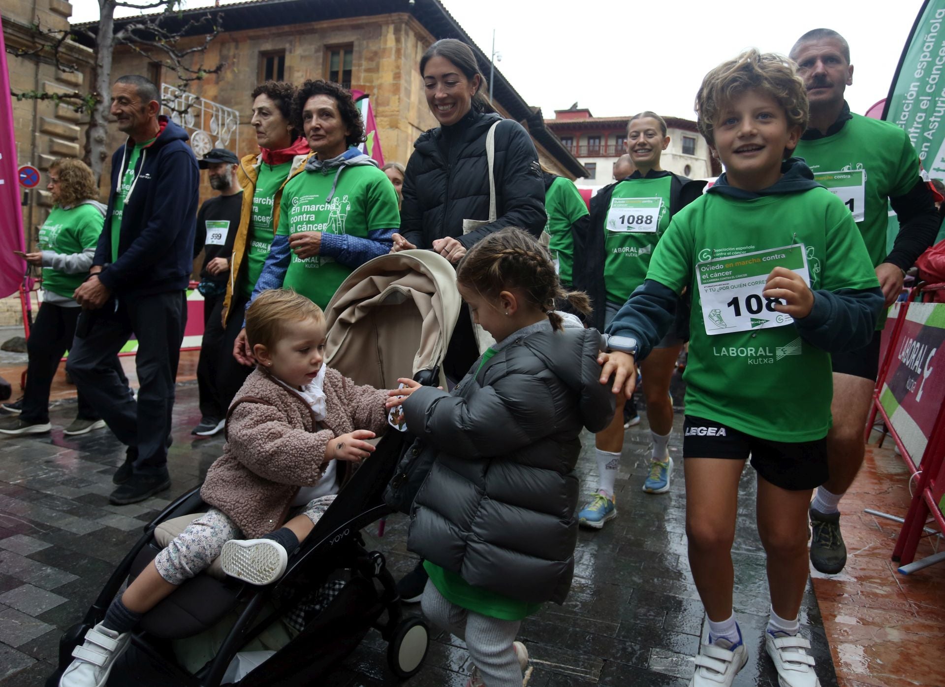 Oviedo se tiñe de verde contra el cáncer