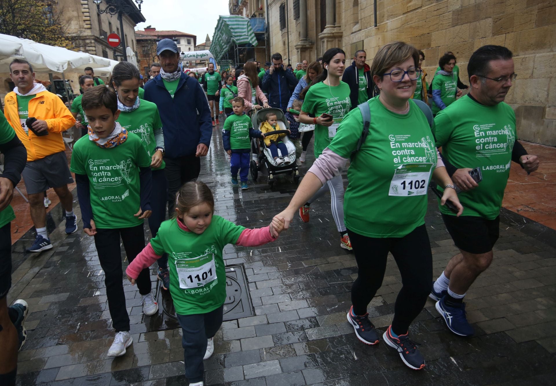 Oviedo se tiñe de verde contra el cáncer