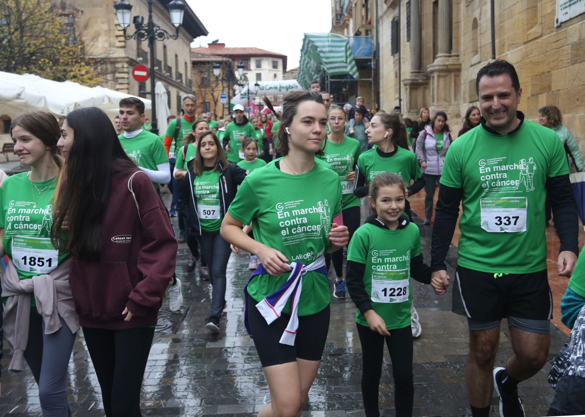 Oviedo se tiñe de verde contra el cáncer