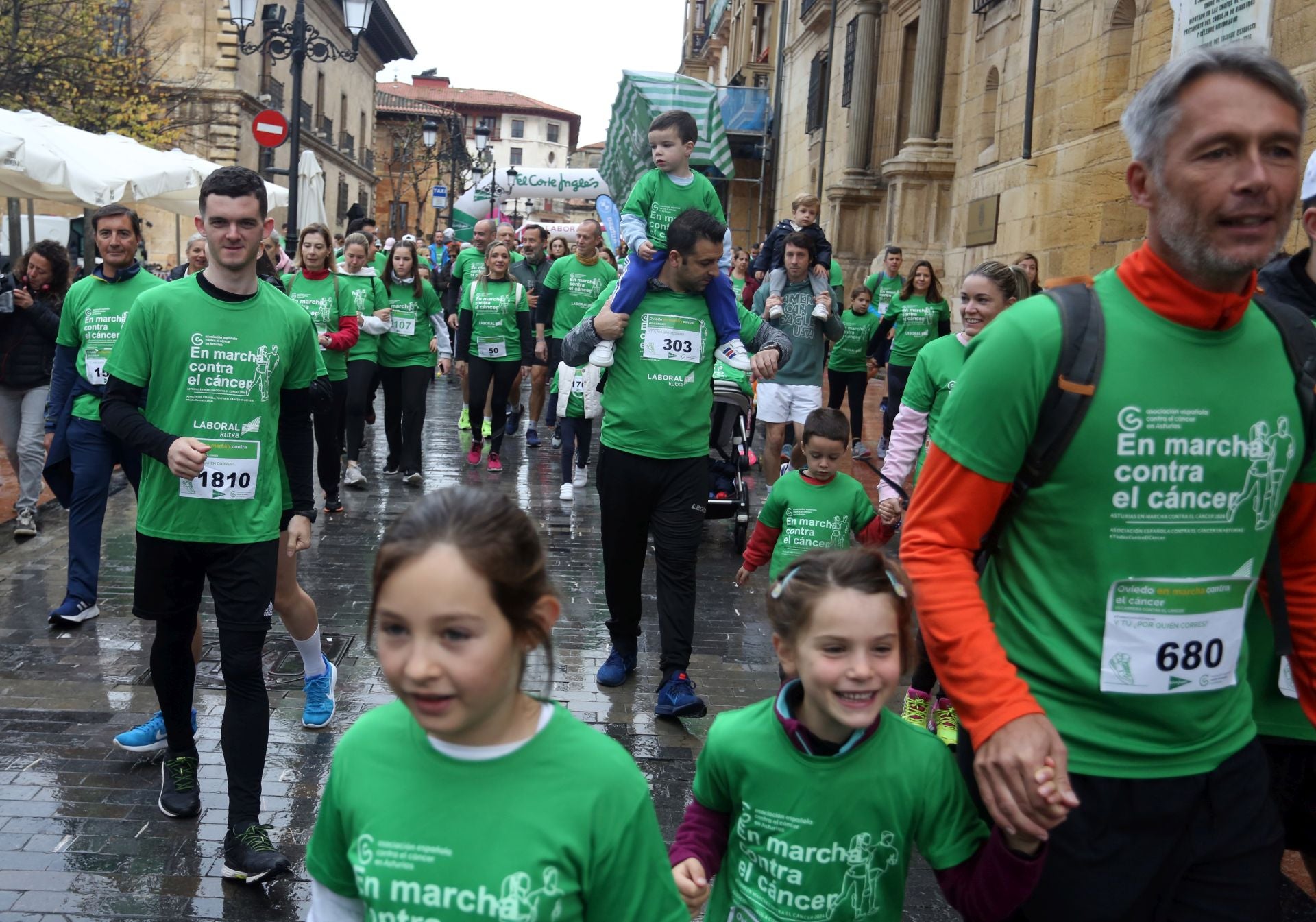 Oviedo se tiñe de verde contra el cáncer