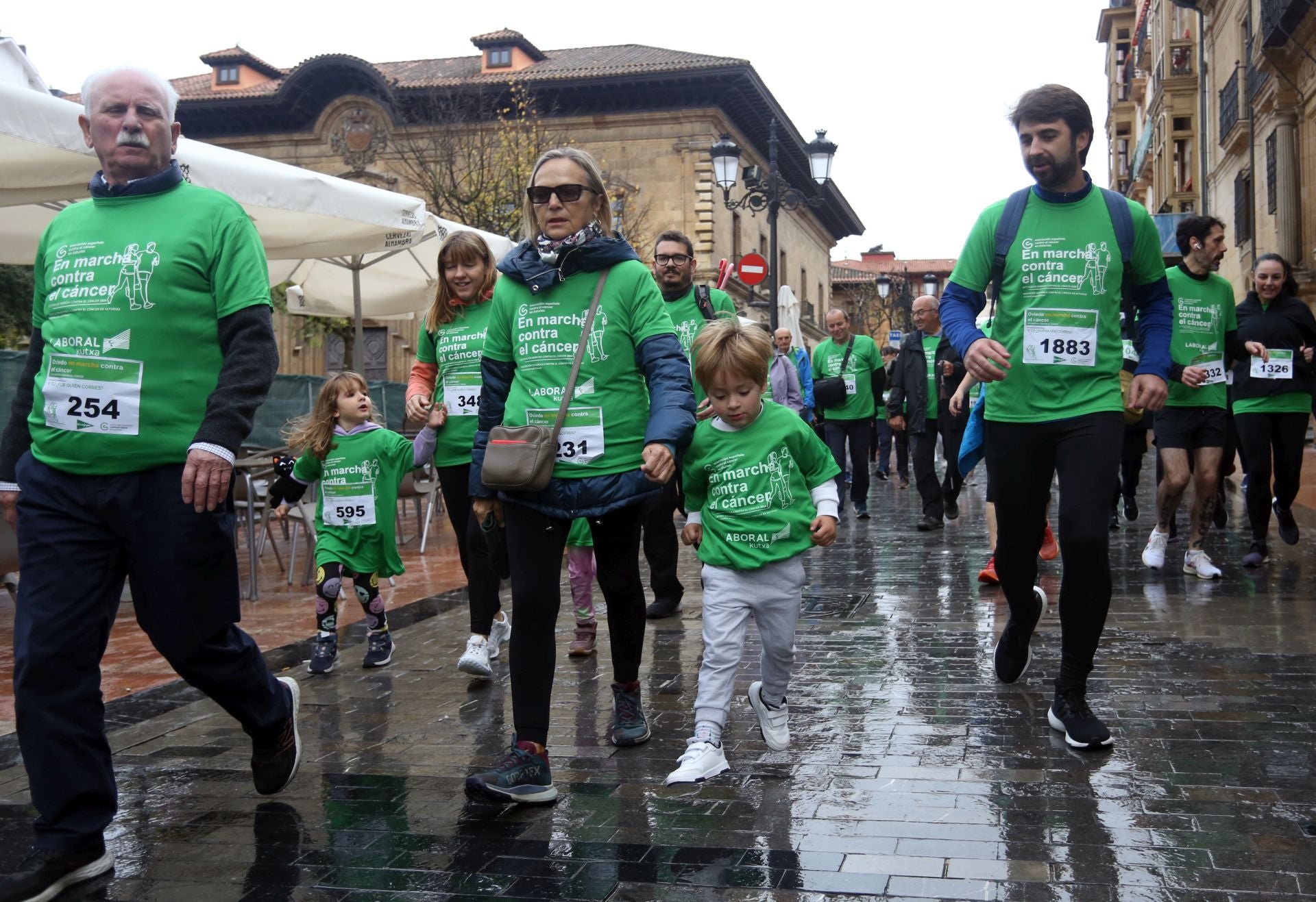 Oviedo se tiñe de verde contra el cáncer