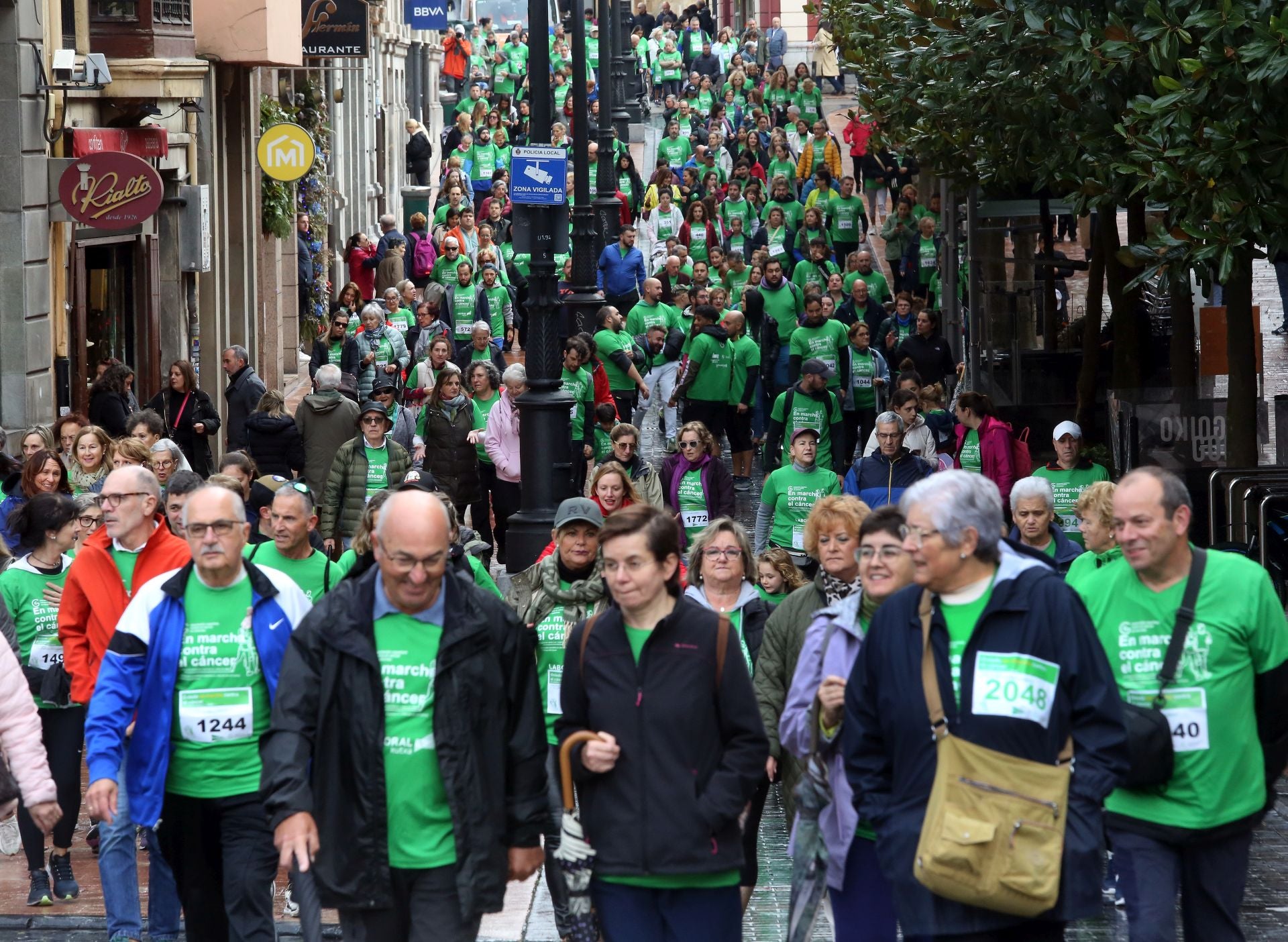 Oviedo se tiñe de verde contra el cáncer