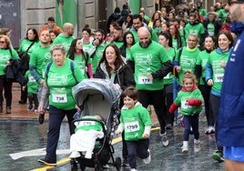 Marea verde en Oviedo en la carrera 'Oviedo en marcha contra el cáncer', con 2.200 participantes.