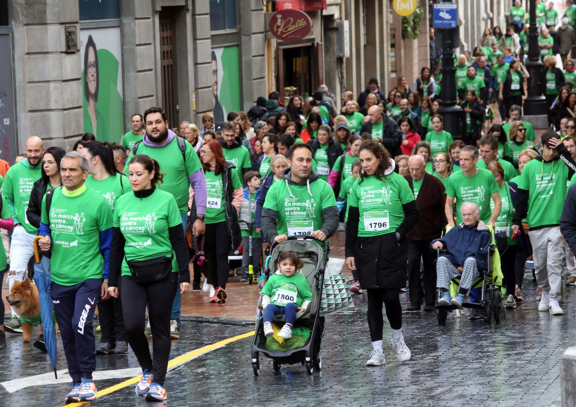 Oviedo se tiñe de verde contra el cáncer