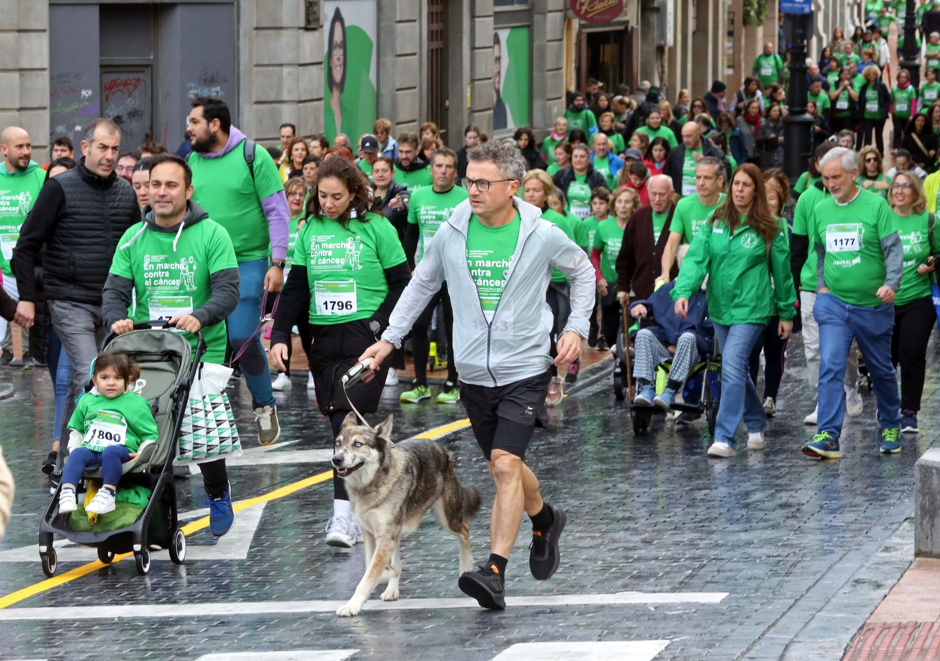 Oviedo se tiñe de verde contra el cáncer