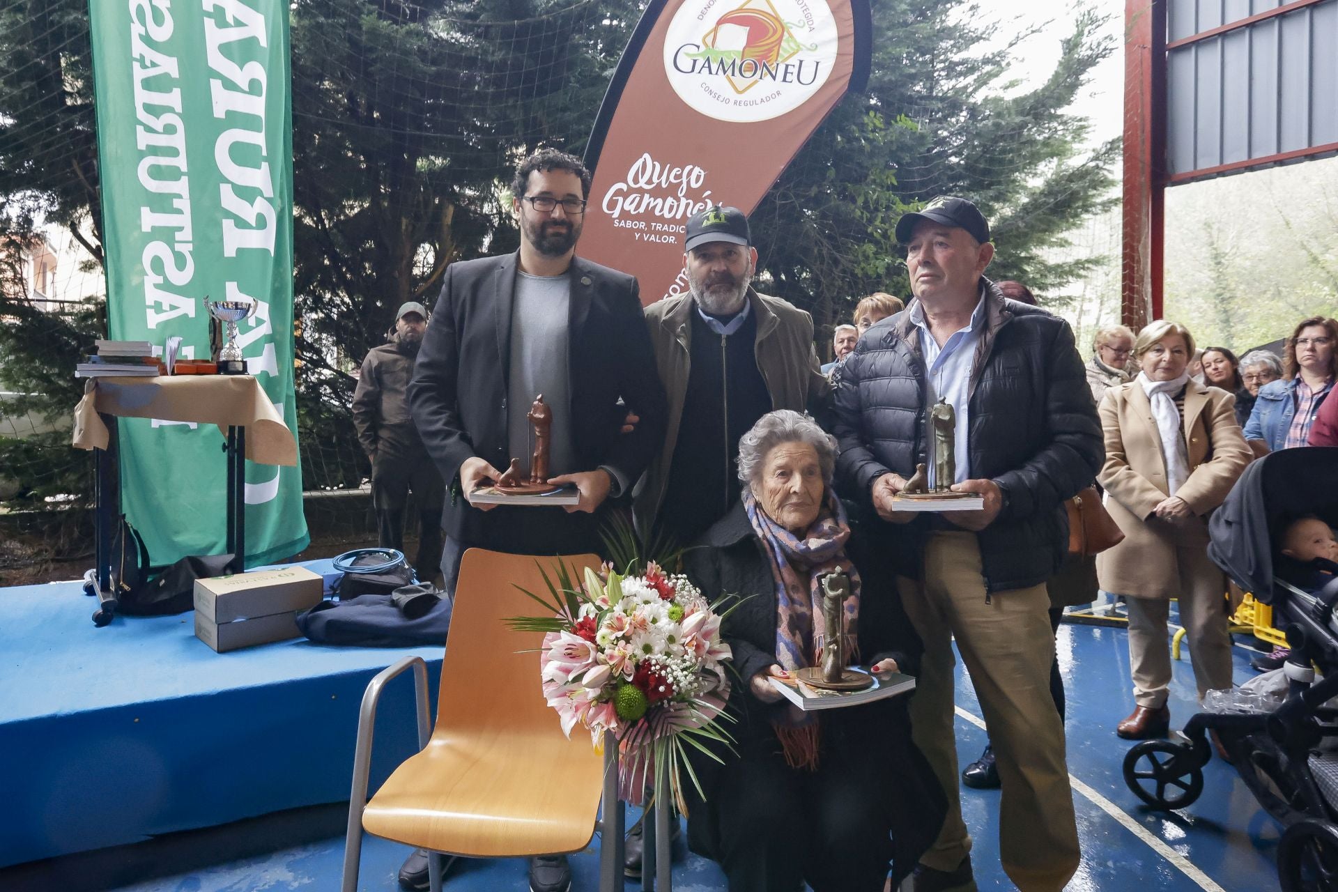 El manjar asturiano de Benia de Onís: el certamen del queso Gamonéu da sus ganadores