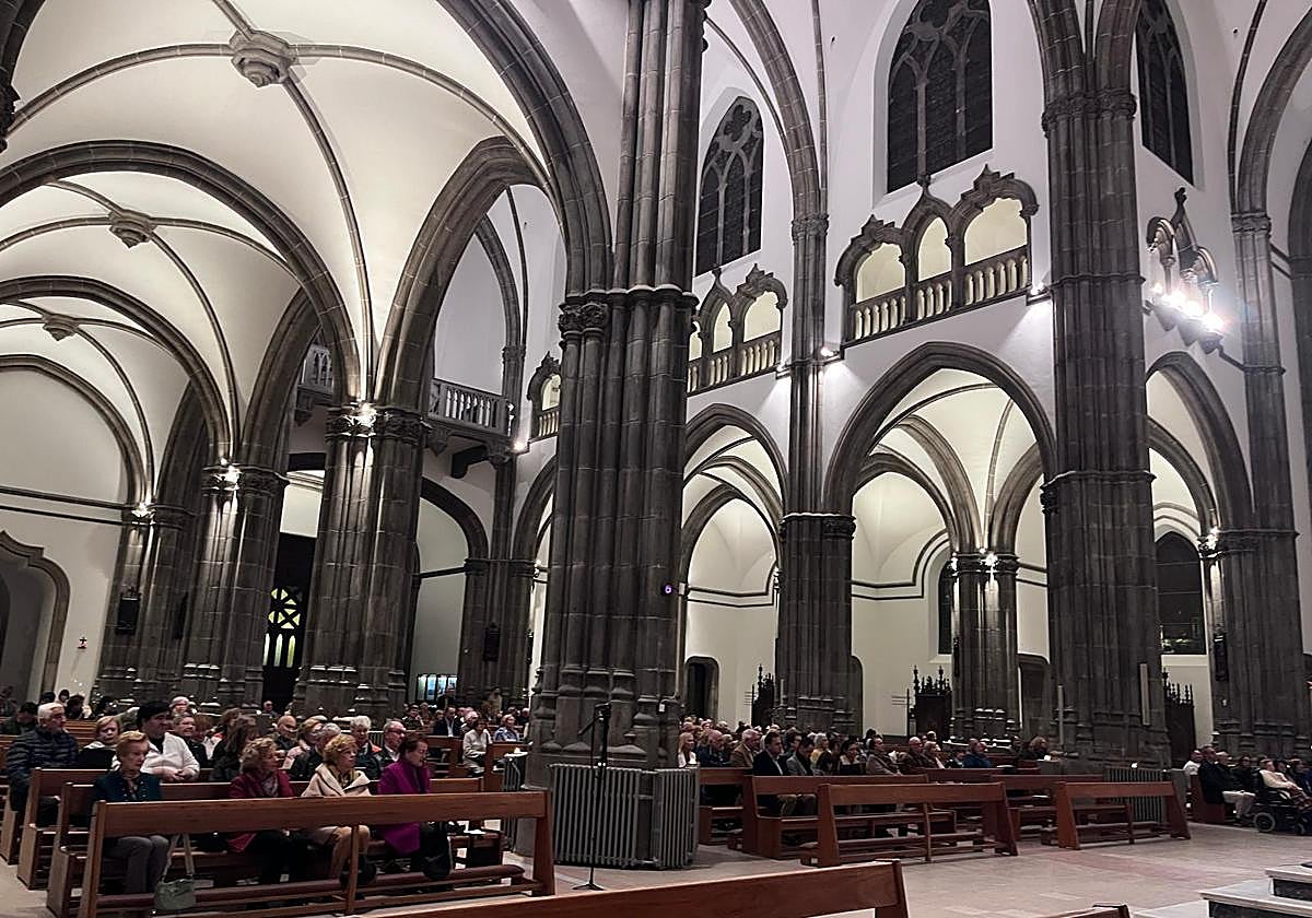Vista del interior del templo antes de comenzar los oficios del sábado, con sus paredes relucientes.