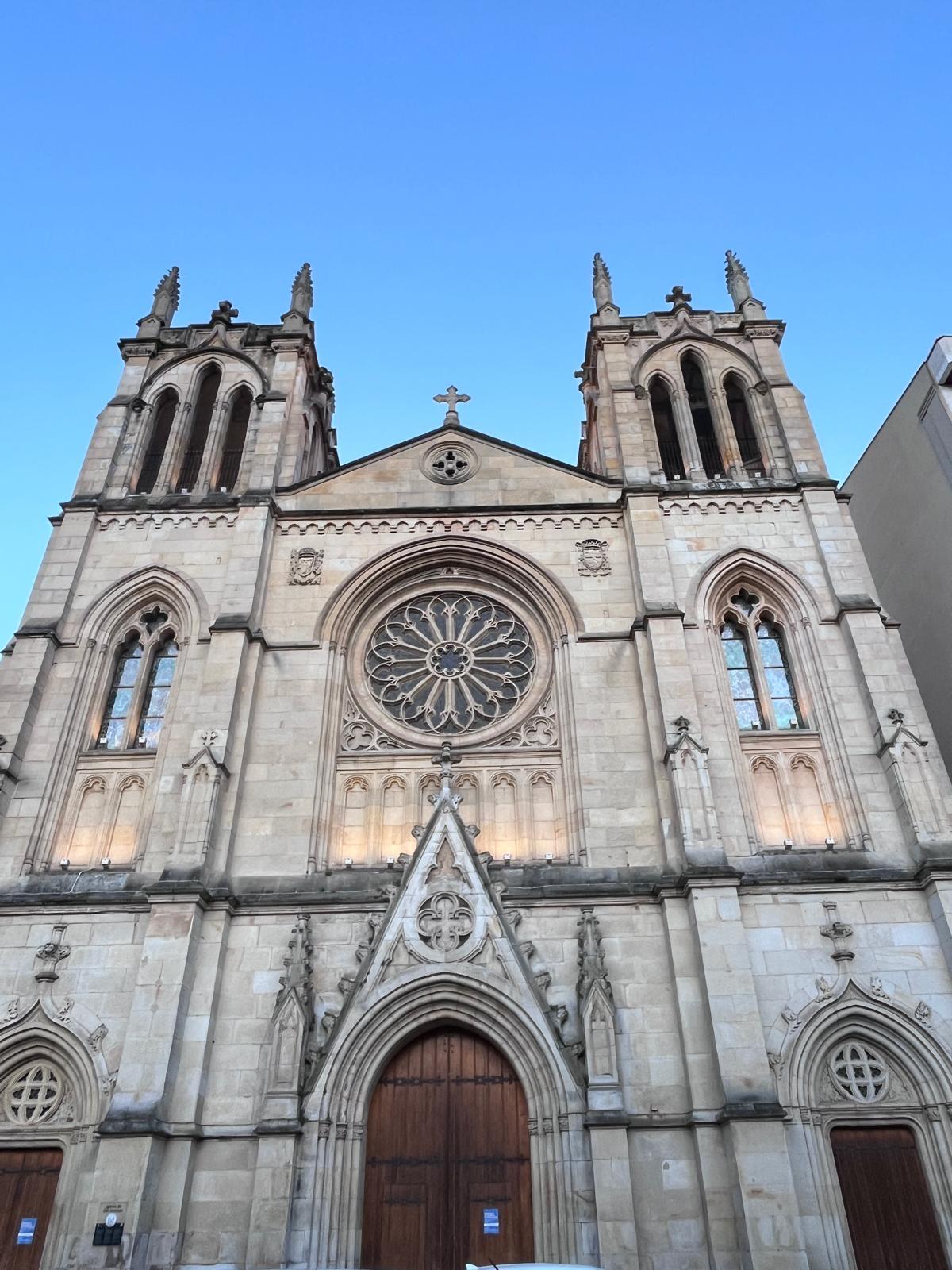 La iglesia de San Lorenzo, en Gijón, reabre tras un cambio de cara