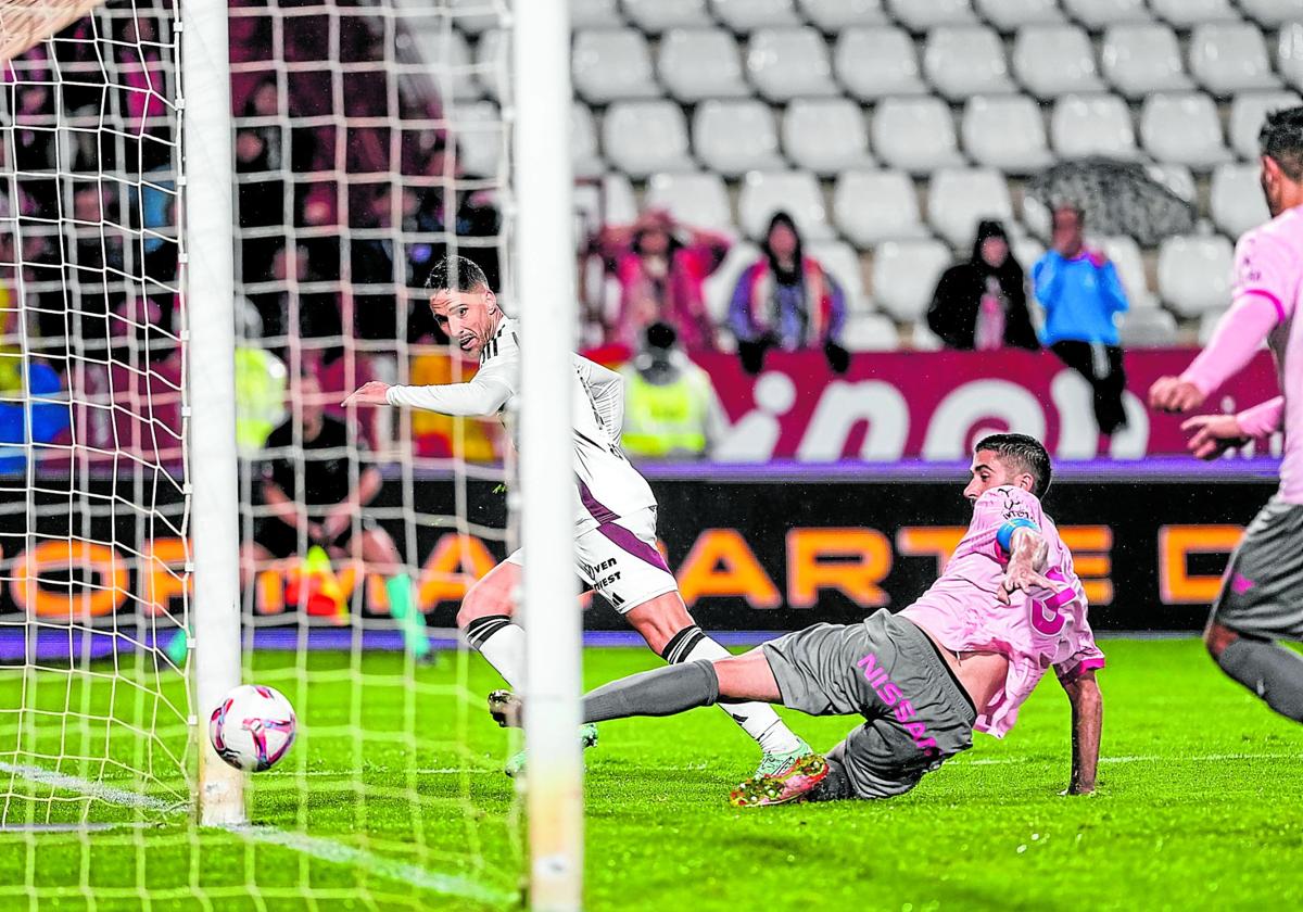 El albaceteño Fidel aprovecha un error de Róber Pier para enviar el balón al fondo de la red y poner el definitivo 3-3 en el marcador.