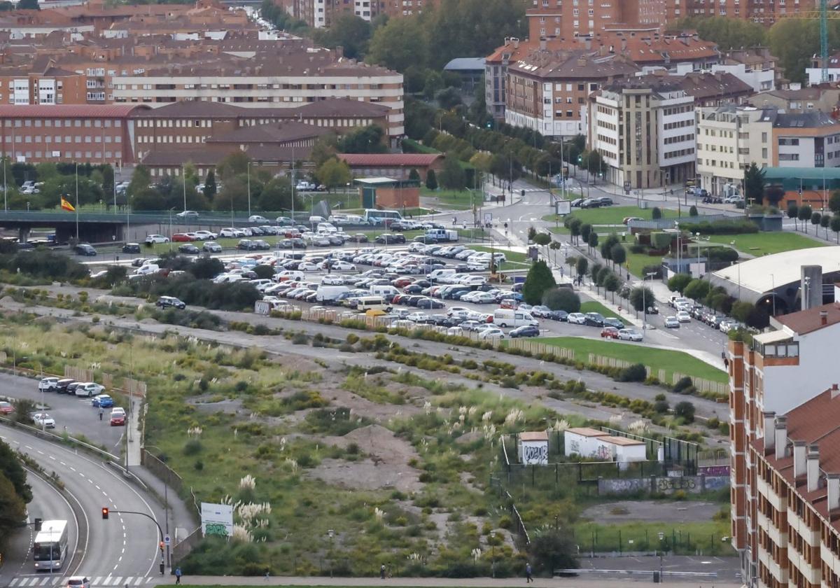 Los terrenos del plan de vías que siguen sin adecentar, vistos desde la torre Bankunión.