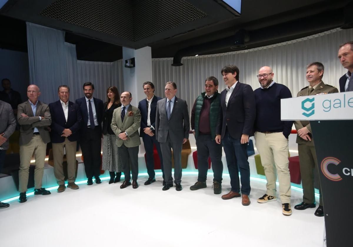 Consejero, rector y alcalde, con representantes camerales y empresarios, en el Espacio Circus, en Oviedo.