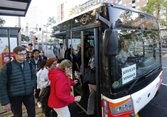 Foto: Un autobús de la línea 18 'Nuevo Gijón-Hospital de Cabueñes', abarrotado en la parada de la Gota de Leche; vídeo: resumen de la jornada de huelga en el transporte de viajeros.