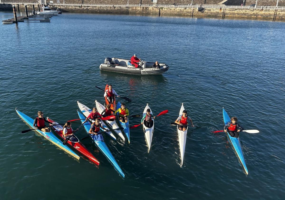 Solo el primer turno de la sección de piragüismo del Grupo entrenó este lunes en Gijón tras cinco años haciéndolo en el embalse de Trasona, en el concejo de Corvera.