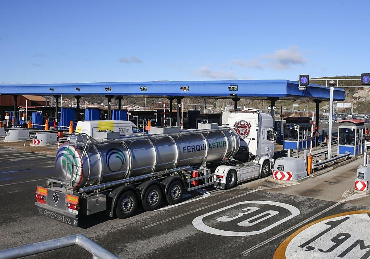Un camión cisterna a punto de superar las cabinas de peaje del Huerna.
