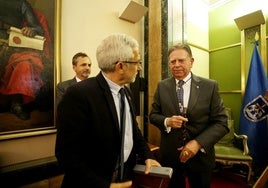 Gaspar Llamazares y Alfredo Canteli, en primer término, en el Salón de Plenos del Ayuntamiento.