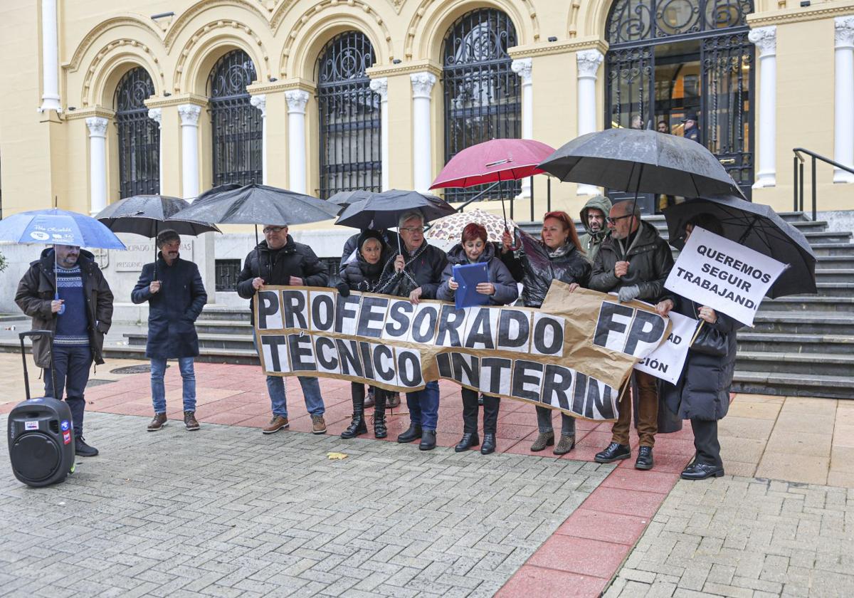 Profesores de FP afectados por la reforma de la Ley de Educación, en una protesta ante la sede de Presidencia en diciembre del pasado año.