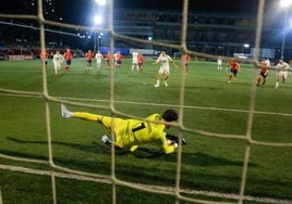 El guardameta Sergio Delgado, uno de los destacados de su equipo, detiene el penalti a Meseguer.