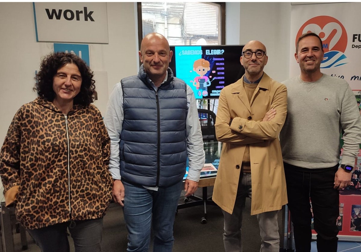 Yolanda Cotiello (coordinadora de Atención educativa del Área SAnitaria V), Jose Vallín (Fundación Deportiva Montevil), Nacho Tuñón (Real Federación de Fútbol del Principado de Asturias) y Juan Carlos Cortina (CD Montevil).