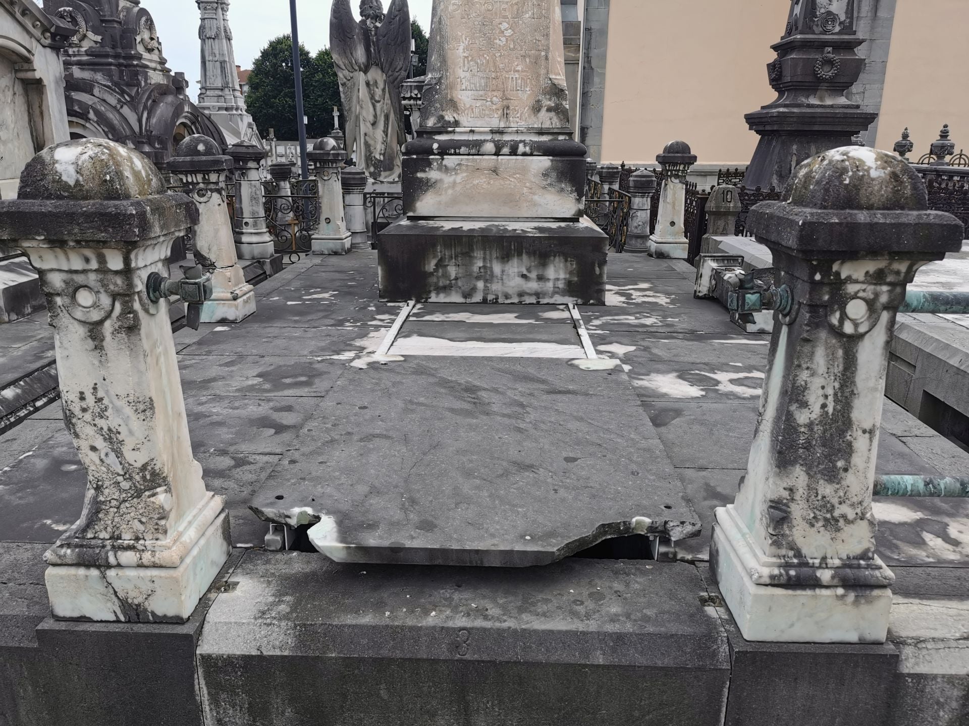 El cementerio de La Carriona en Avilés, desvalijado en víspera de los Santos