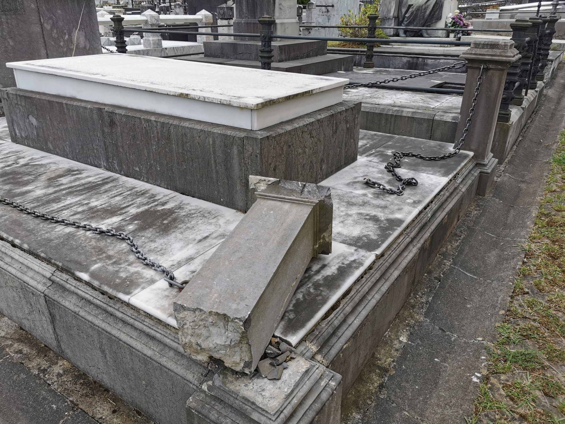 El cementerio de La Carriona en Avilés, desvalijado en víspera de los Santos