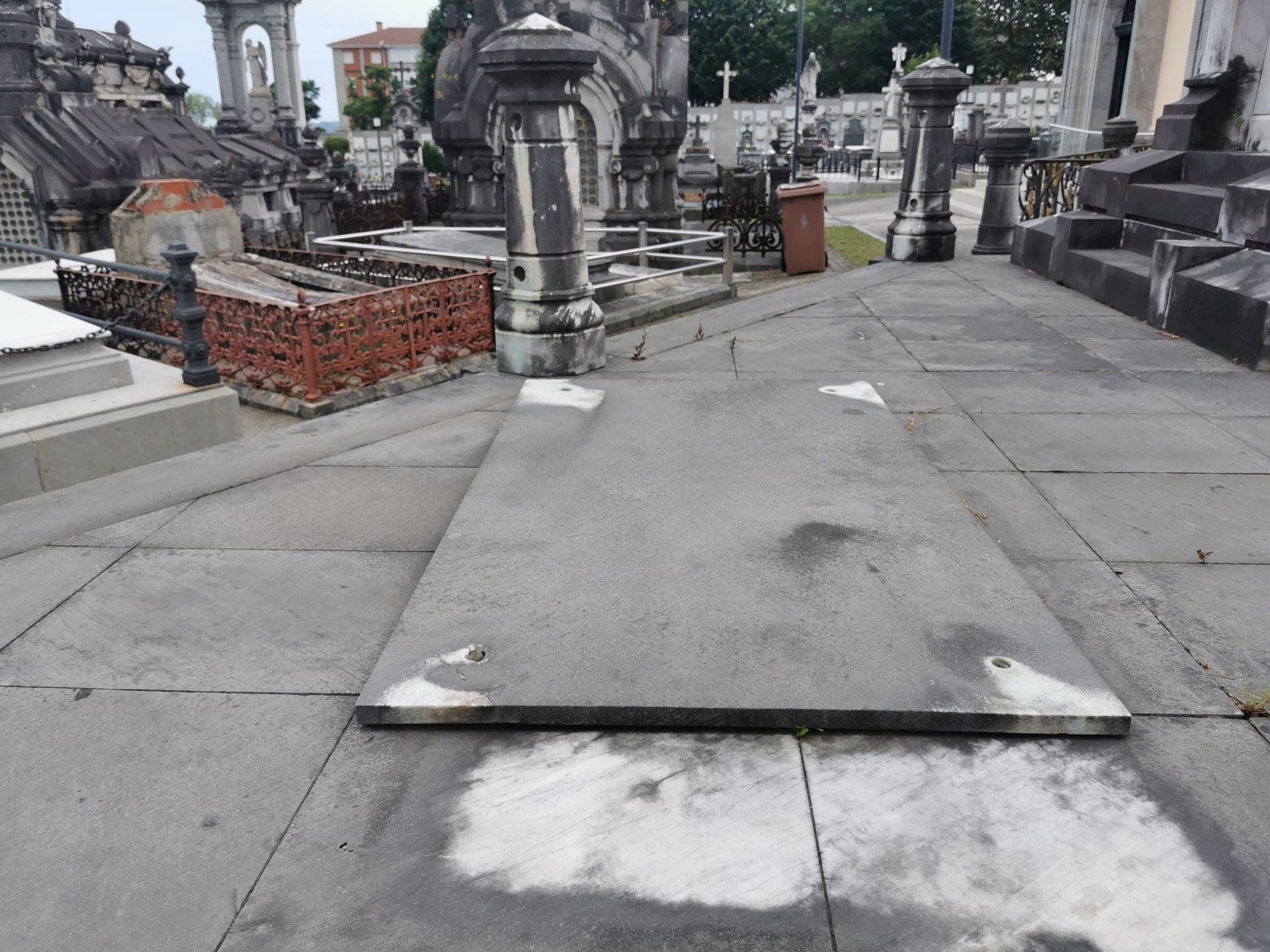 El cementerio de La Carriona en Avilés, desvalijado en víspera de los Santos