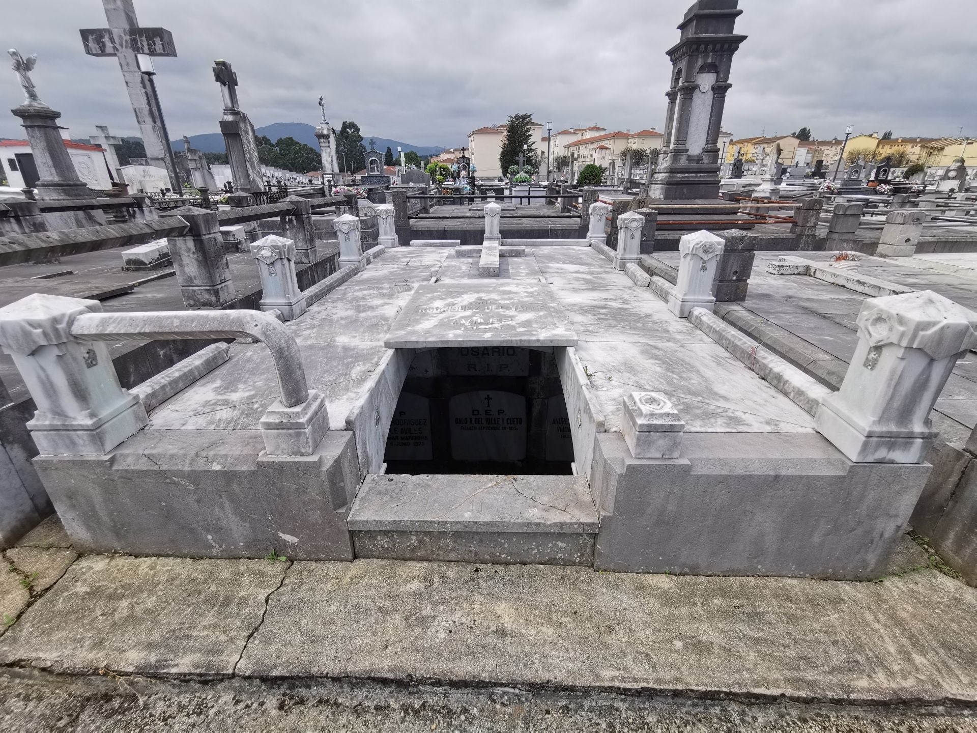 El cementerio de La Carriona en Avilés, desvalijado en víspera de los Santos