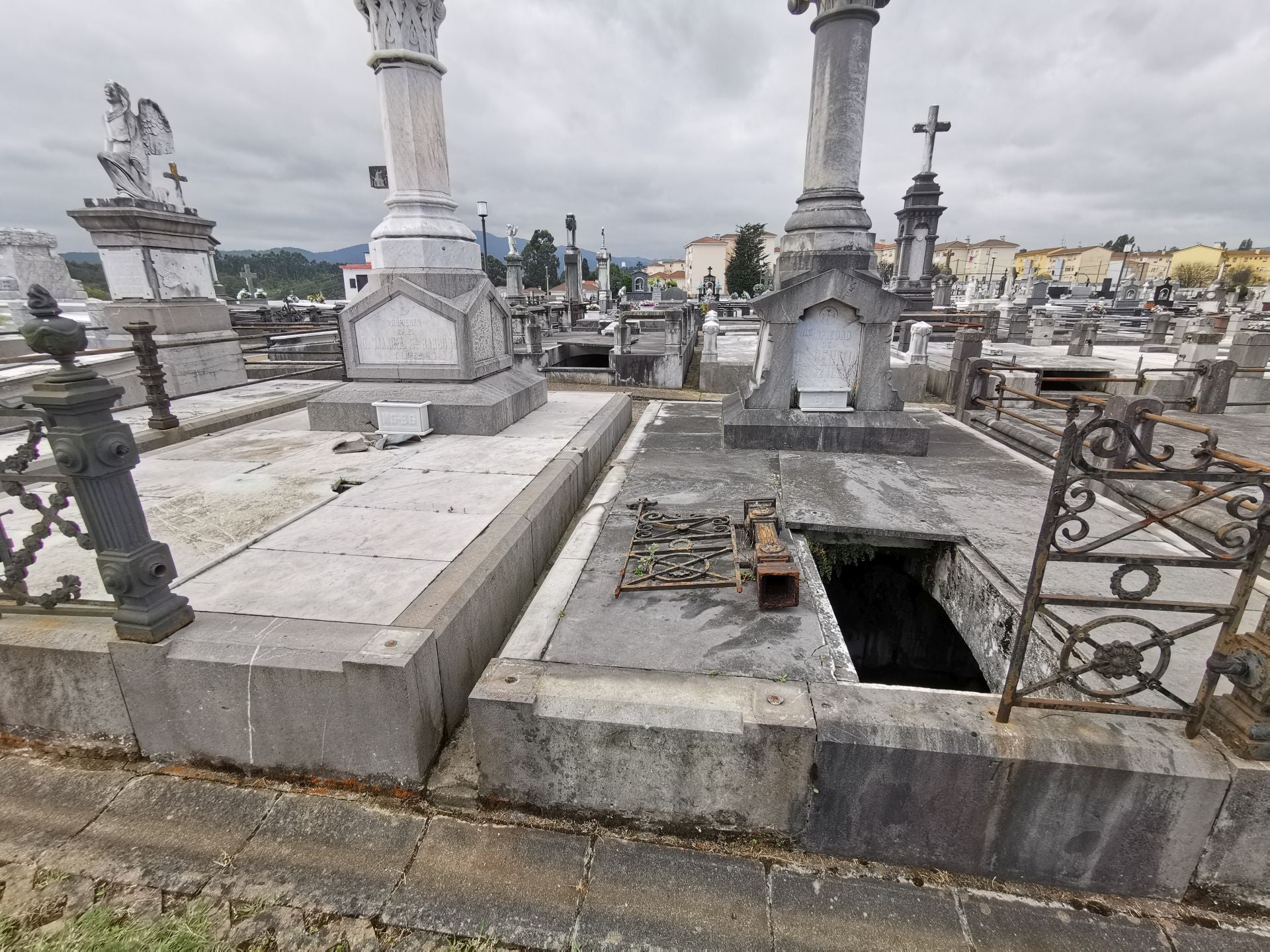 El cementerio de La Carriona en Avilés, desvalijado en víspera de los Santos