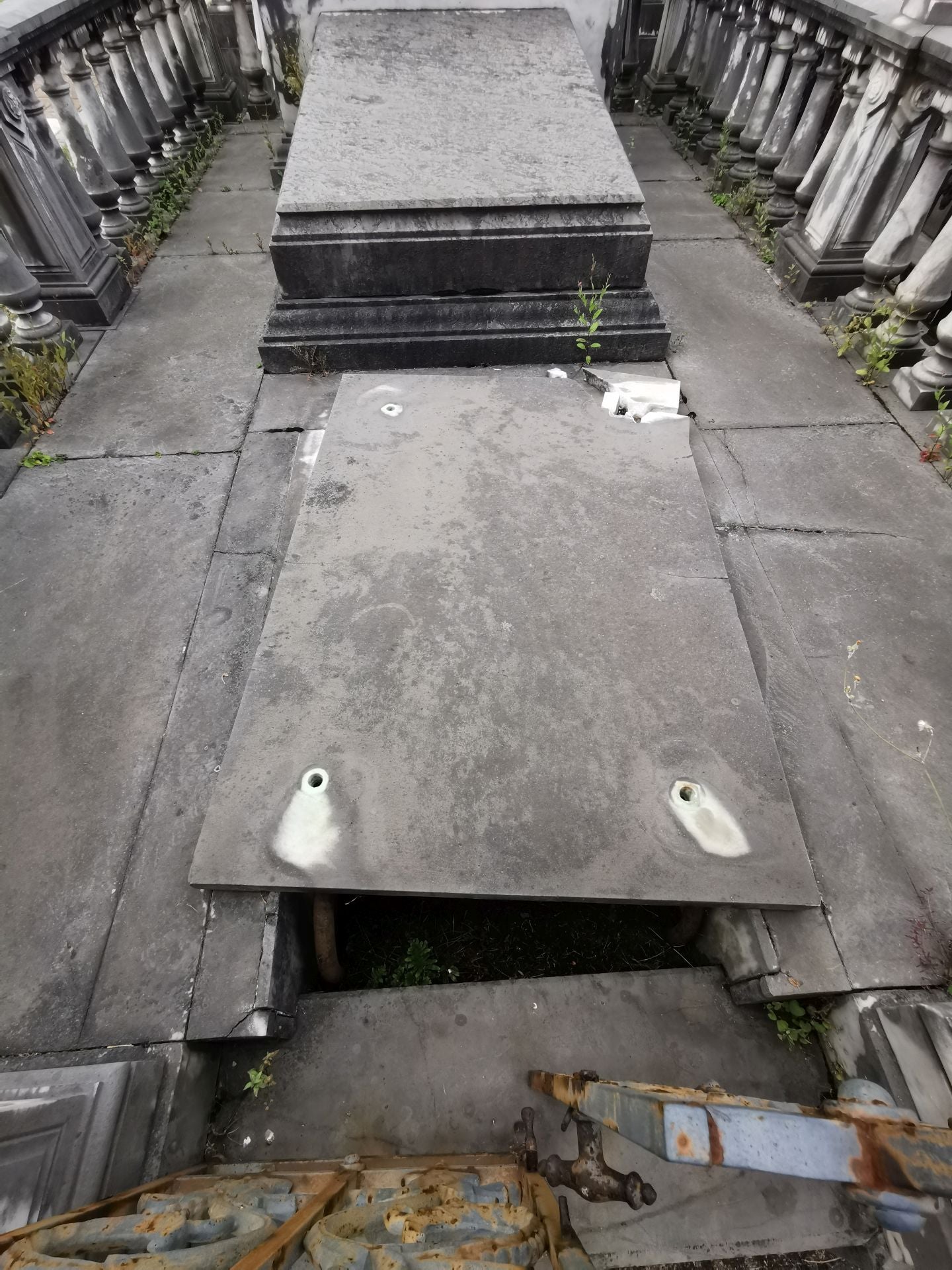 El cementerio de La Carriona en Avilés, desvalijado en víspera de los Santos