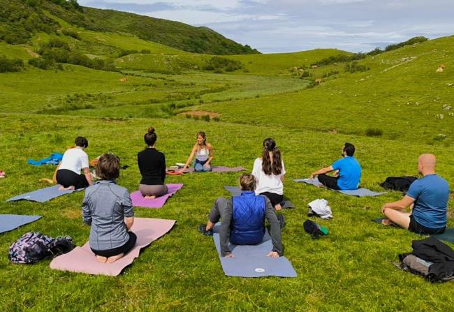 Para la jornada del sábado el plan es una ruta por el valle de Saliencia y una practica de yoga Vinyasa al aire libre, en un entorno espectacular