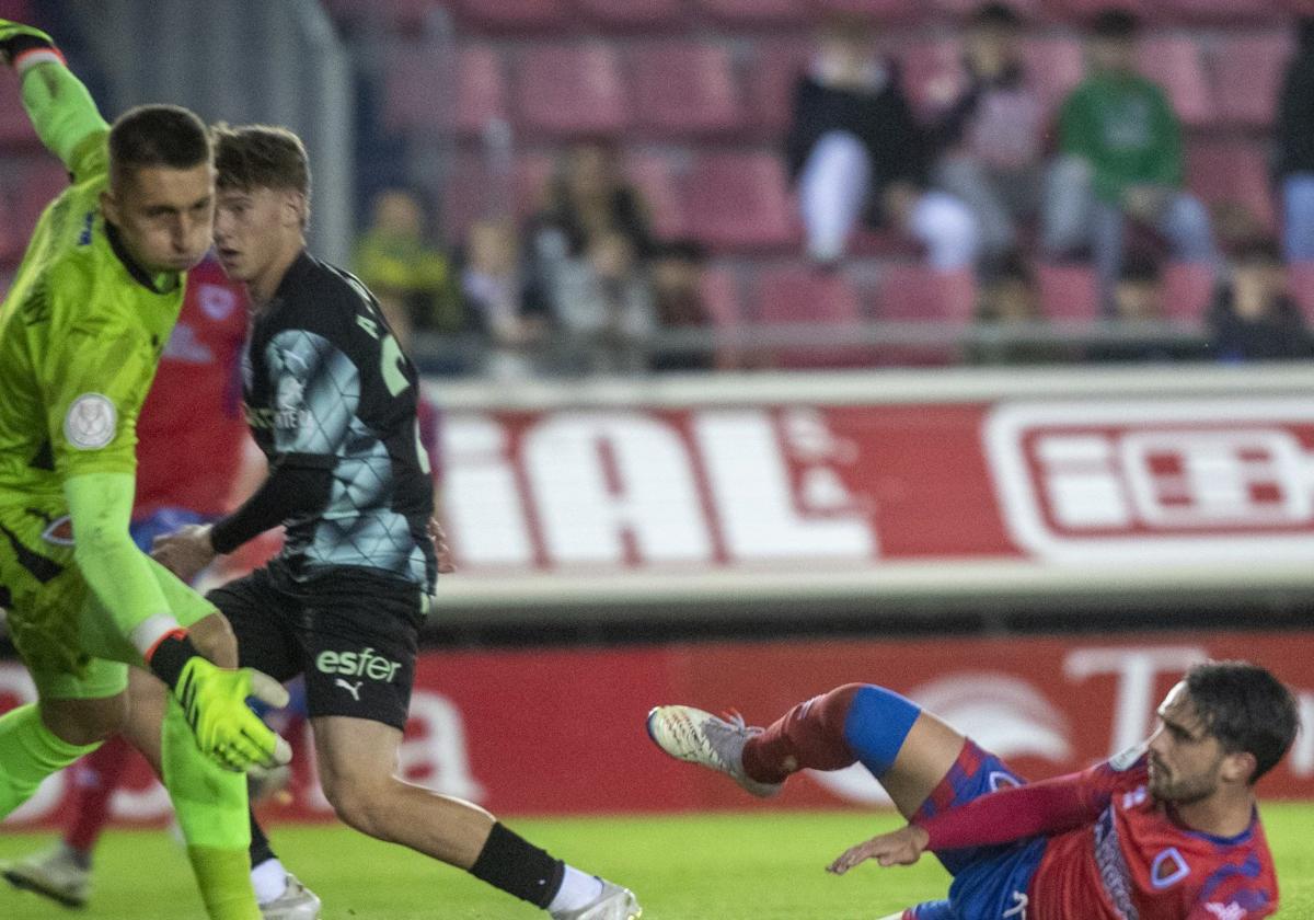 El canterano rojiblanco Oyón se adelanta a su par y bate al guardameta Petr en la jugada del gol del Sporting.