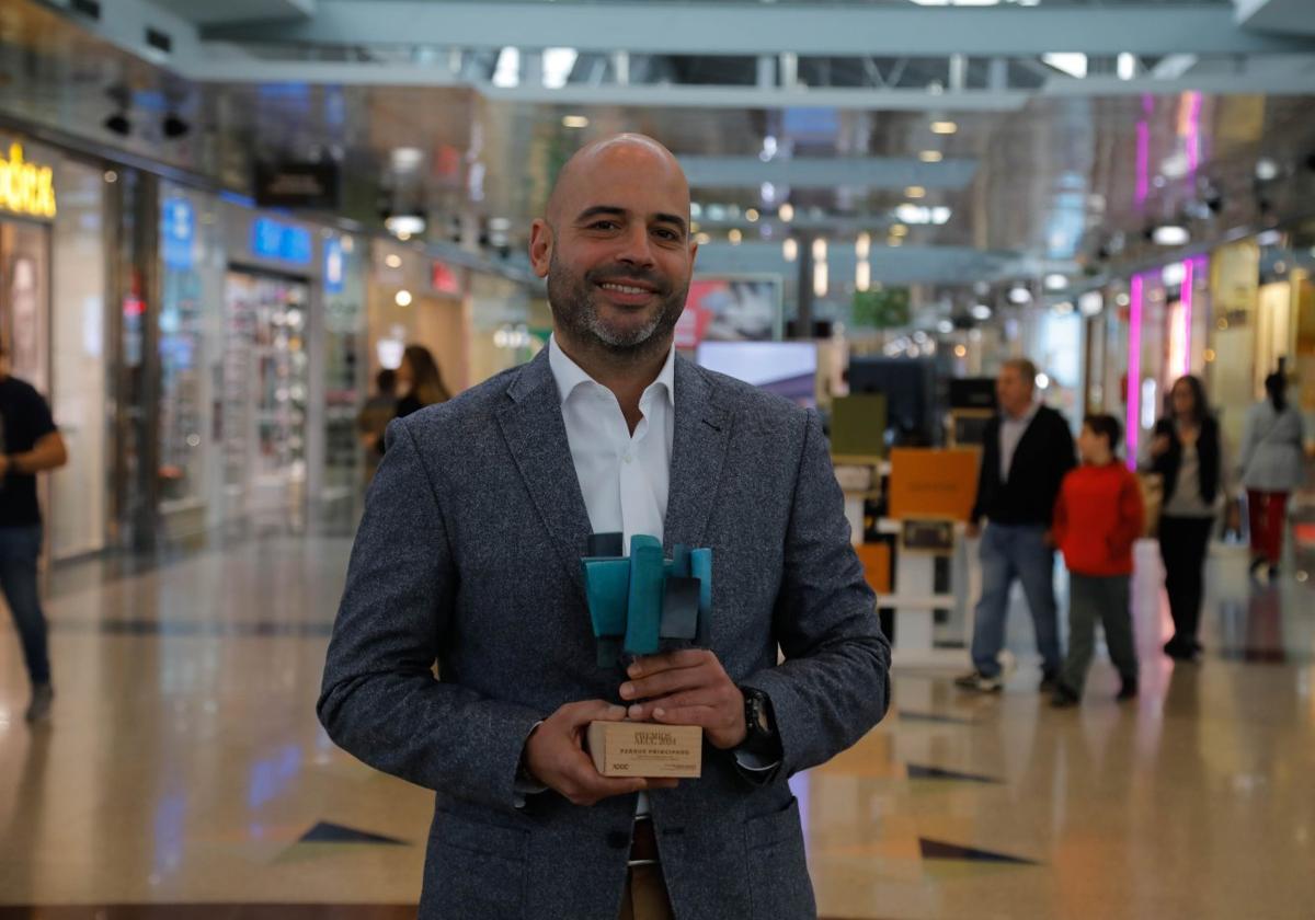 El director del centro comercial Parque Principado, Fernando García Otero, con el premio.