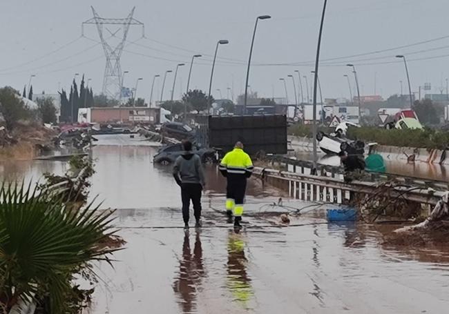 Coches volcados y carreteras encharcadas, esta mañana.