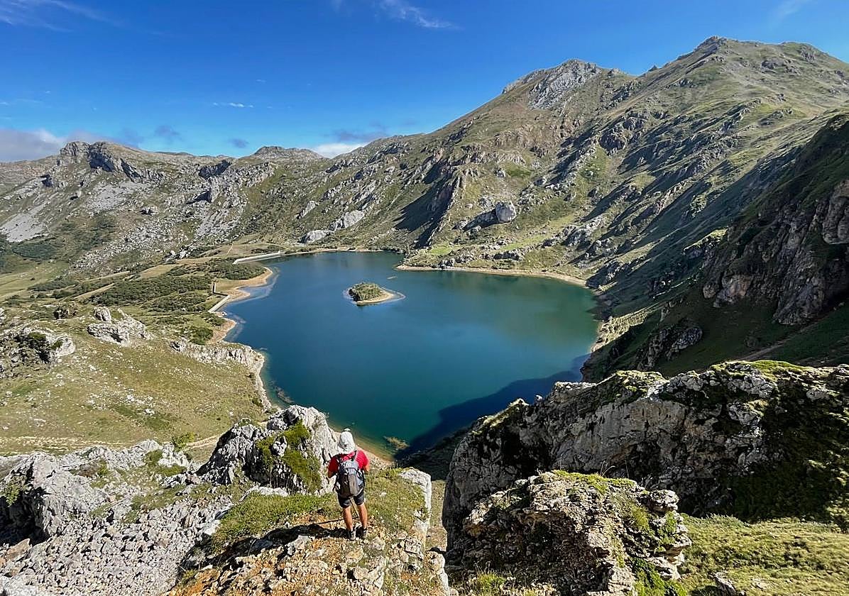 Esta circular por el Parque Natural de Somiedo visita los lagos de Saliencia y el lago del Valle dibujando un circuito alternativo que alarga el PRAS15 y se engola en una cumbre sobre el Valle de Calabazosa a mas de 2000 metros