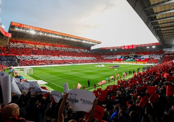 Imagen de la tribuna Este de El Molinón, al fondo, a la izquierda, antes de un derbi.