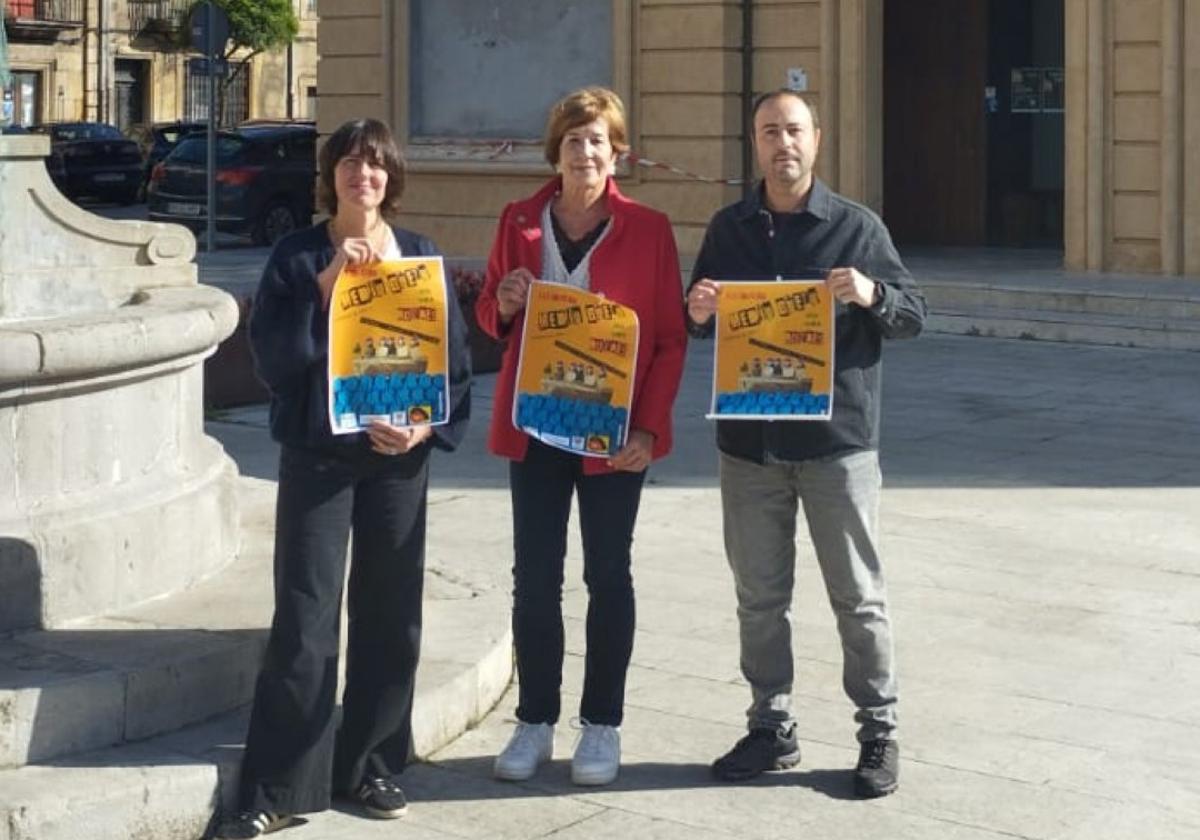 La concejala de Cultura, Reyes Ugalde, junto a dos representantes de la Asociación Mediu Güeyu, Alberto Gutiérrez y Zulema Cadenas, en la presentación junto al Teatro Riera.