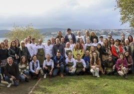 Fotografía de familia de ponentes, invitados y organizadores del certamen, en la última jornada del IV FéminAs, en el Palacio de Figueras, en Castropol.