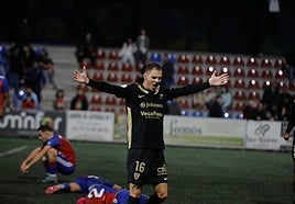 Nacho Pastor celebra la victoria del Orihuela ante el Langreo en Ganzábal.