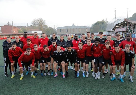 La plantilla del Llanera, ayer, antes de iniciar el último entrenamiento antes del partido de Copa.