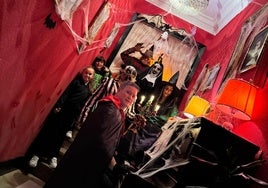 Portal del terror de La Calzada, con los propietarios celebrando la Noche de Halloween junto al piano.