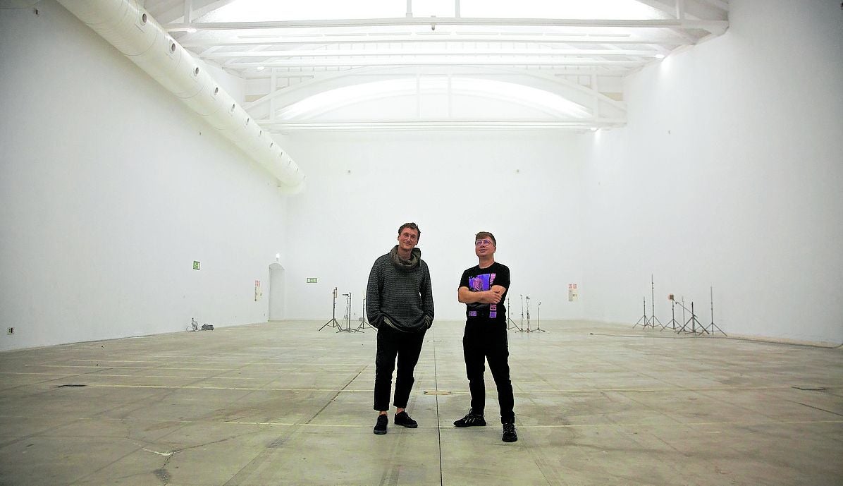 Bruce Yoder y Lukas Truniger, en el inmenso espacio vacío de la Laboral. ana sánchez