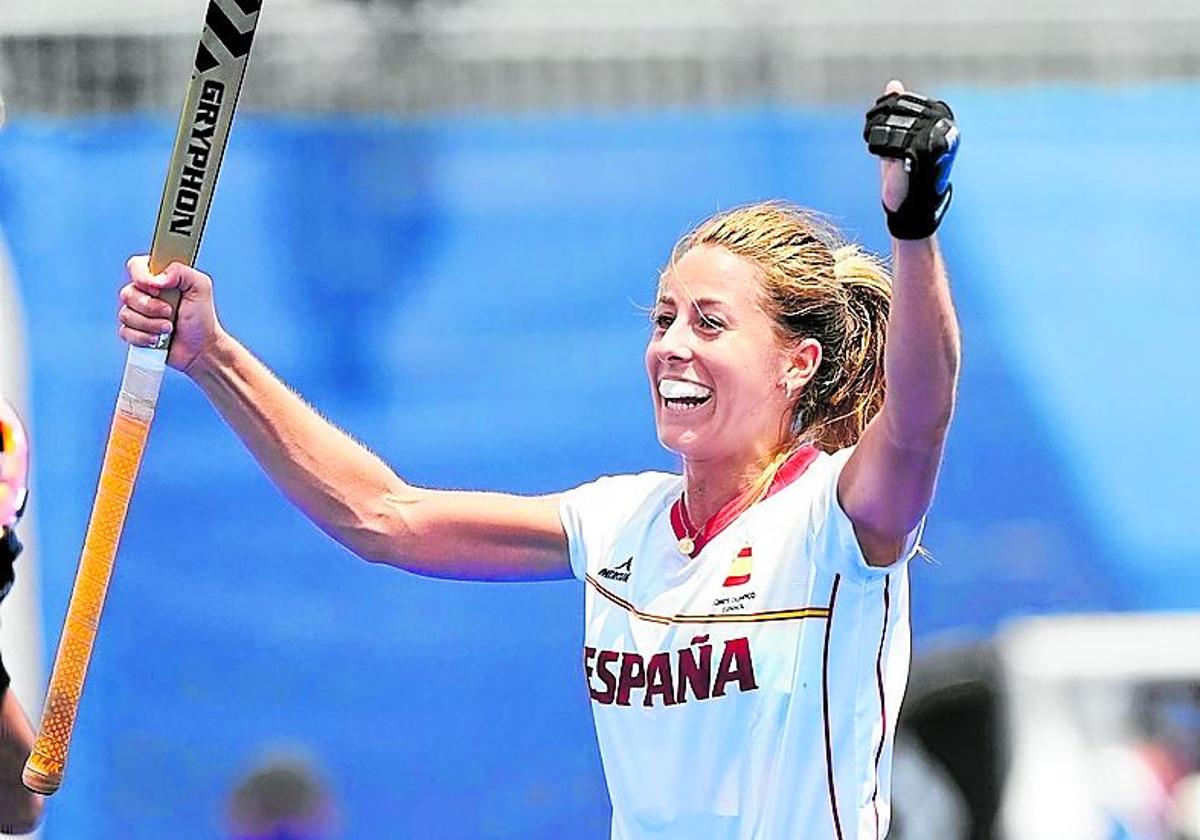 María López celebra un gol con la elástica de la Selección Española de hockey hierba.