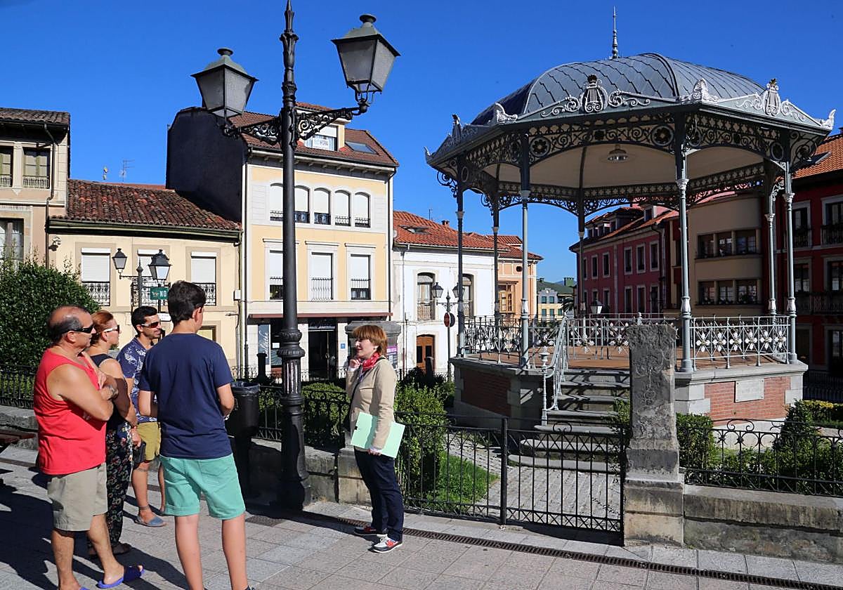Turistas en una visita guiada por Noreña.