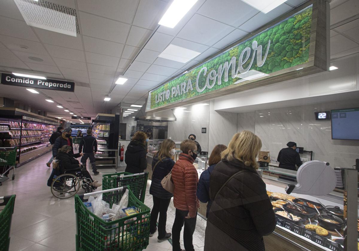 ¿Qué supermercados abren este puente de Todos los Santos en Asturias?