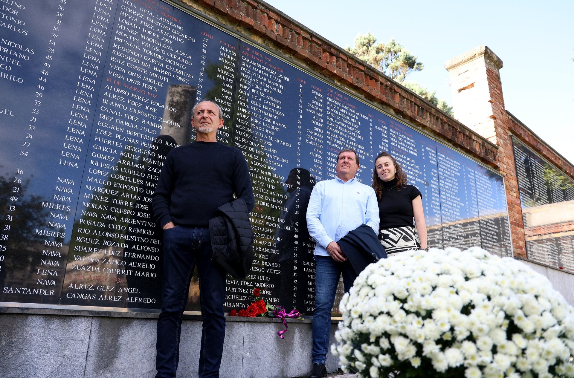 En fotos: Así ha sido la jornada de recuerdo en los cementerios asturianos