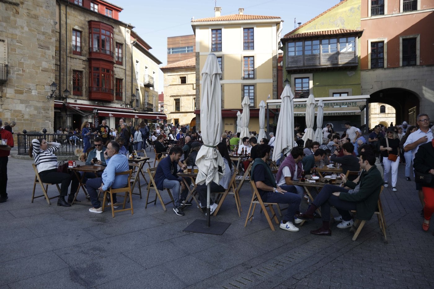 Terrazas llenas de turistas en la plaza del Marqués, en Gijón.