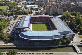 Toma aérea del estadio El Molinón, con la grada Norte en primer término.